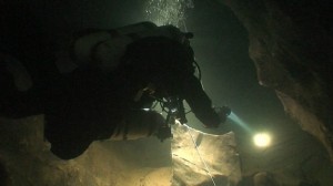 Jose Pulido buceando en una cueva